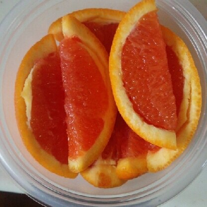 子供のお弁当に持たせました♪
いつも缶詰の果物ばかりだったのが、生のオレンジにテンション上がってました。
本当に食べやすく簡単に切れました(*´ω`*)